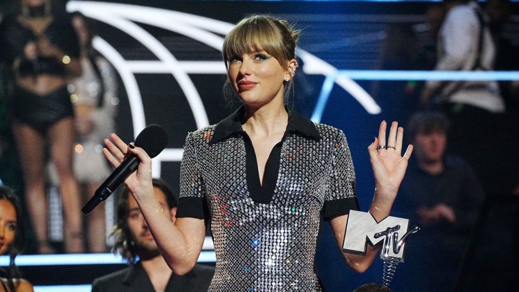 Taylor Swift tour ticket fiasco leads to calls for Ticketmaster and Live Nation to break up