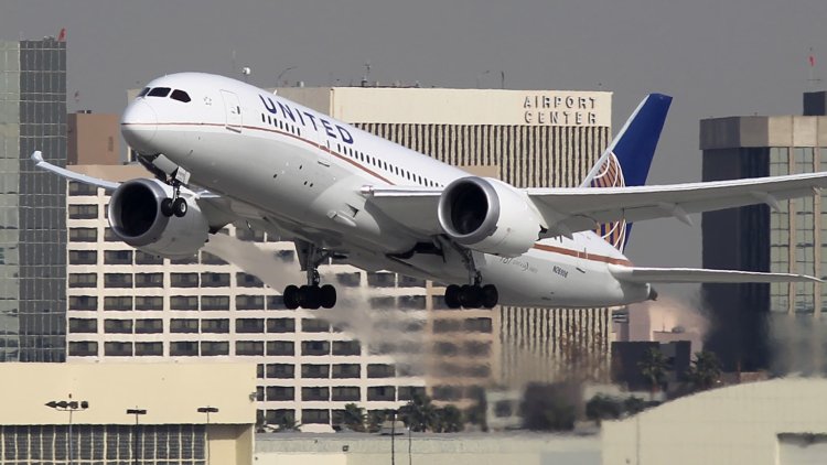 United Airlines is buying at least 100 Boeing Dreamliners to replace aging wide-body jets