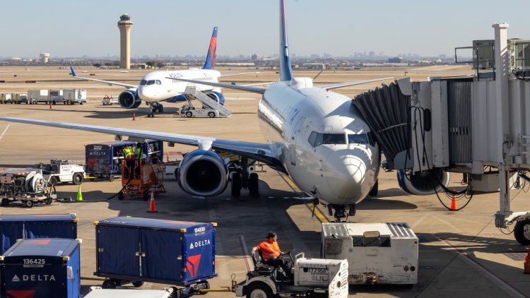 Winter weather disrupts hundreds of flights across Texas