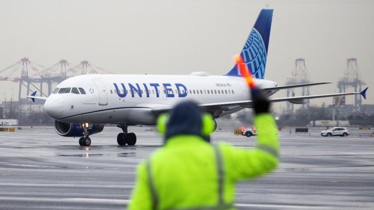 United shares tumble after airline forecasts first-quarter loss