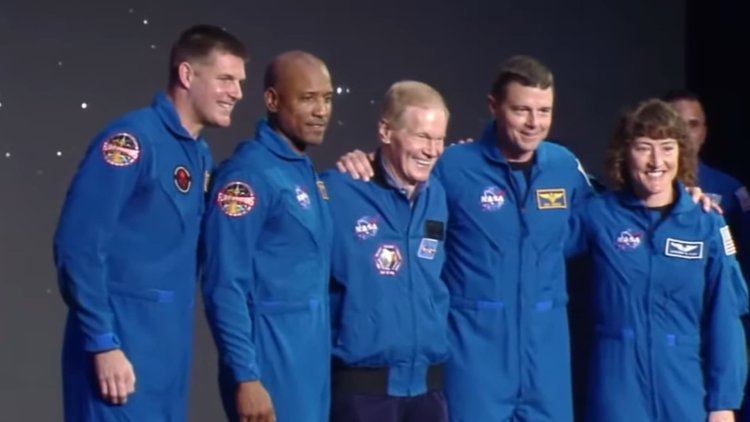 NASA unveils the four astronauts who will fly on the Artemis 2 mission around the moon in 2024