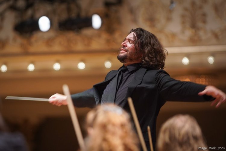 REVIEW: Guest conductor Christian Reif steps in to lead galvanizing Shostakovich with CSO