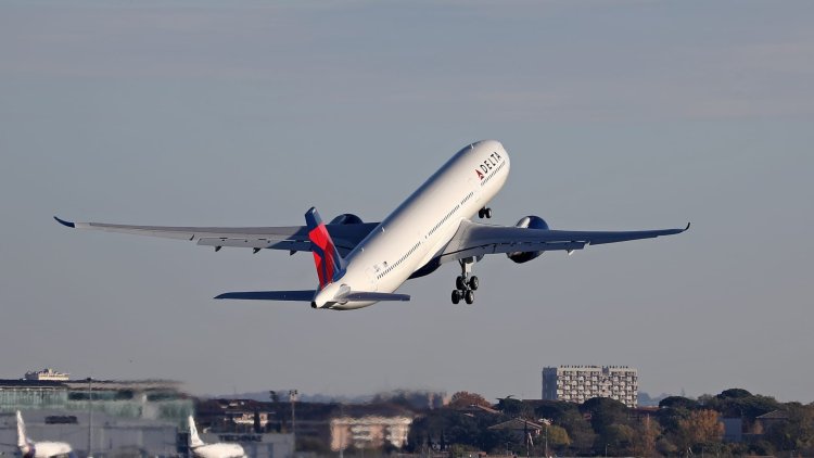 Delta Air Lines posts quarterly loss but forecasts profit as peak travel season approaches