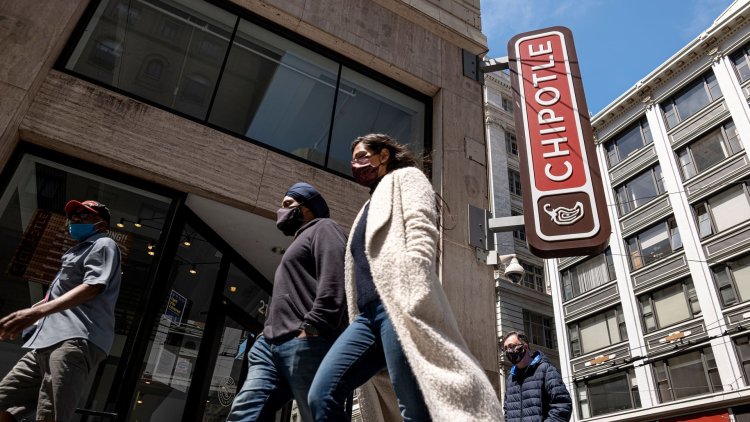 Chipotle Mexican Grill earnings beat estimates as revenue climbs 17%